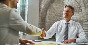 Profissionais em reunião sobre BPO Folha de Pagamento para escritórios contábeis e ganho de eficiência