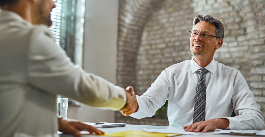 Profissionais em reunião sobre BPO Folha de Pagamento para escritórios contábeis e ganho de eficiência
