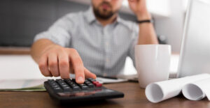 Profissionais analisando relatórios sobre como a Reforma Tributária pode afetar o planejamento do negócio