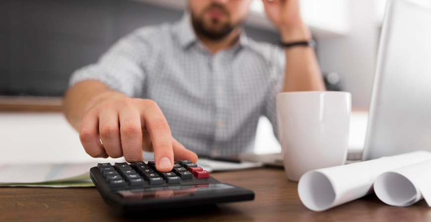 Profissionais analisando relatórios sobre como a Reforma Tributária pode afetar o planejamento do negócio