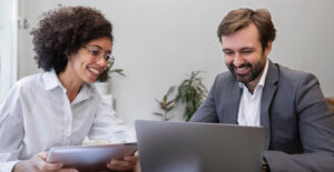 Profissionais em reunião mostrando como Contabilidade e Consultoria ajudam empresas na adaptação à nova Reforma Tributária