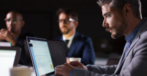 Profissional analisando dados sobre BPO de Folha de Pagamento com segurança e organização