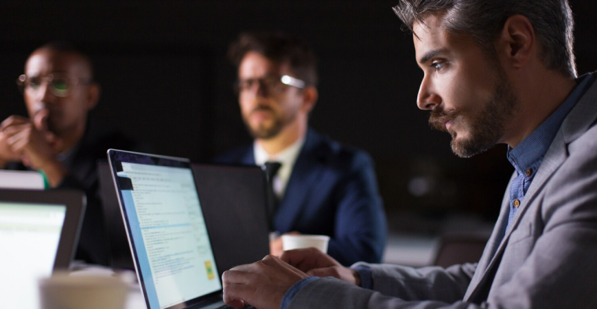 Profissional analisando dados sobre BPO de Folha de Pagamento com segurança e organização