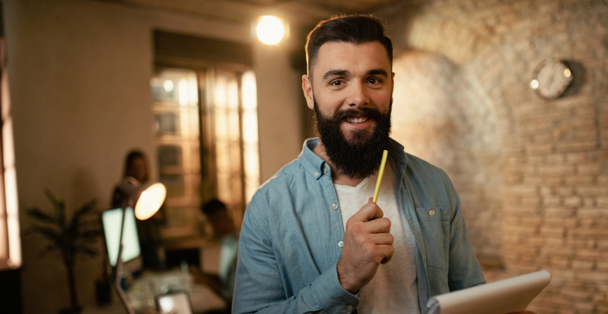 Empreendedor em escritório representando Imposto de Renda Para Empresários e profissionais autônomos