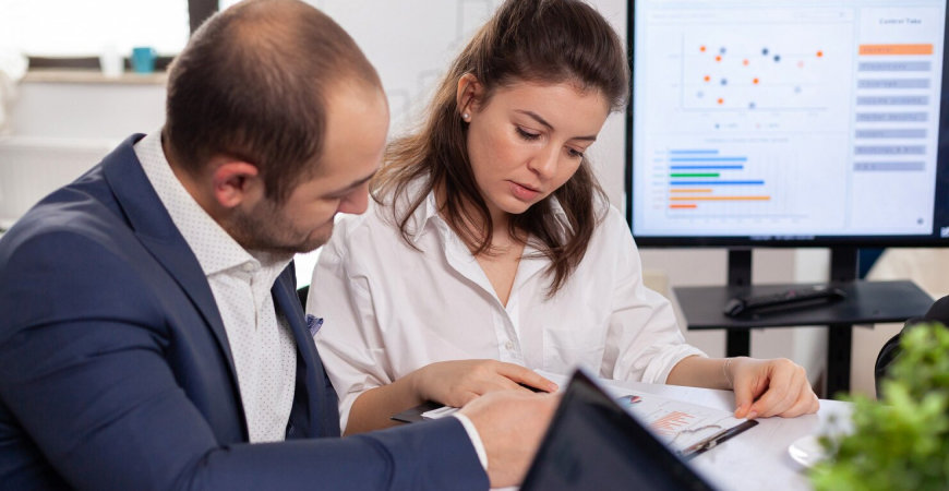 Profissionais analisando dados sobre Nova Reforma Tributária e impactos para as empresas em 2026