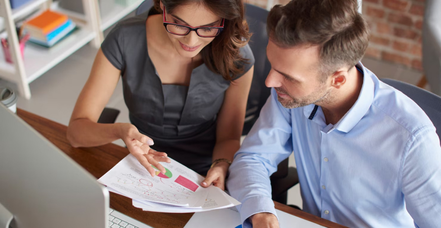 Profissionais analisando dados sobre Reforma Tributária e Pequenas Empresas em reunião de trabalho