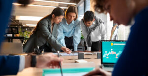 Equipe em reunião sobre BPO Folha de Pagamento para reduzir erros e ganhar produtividade